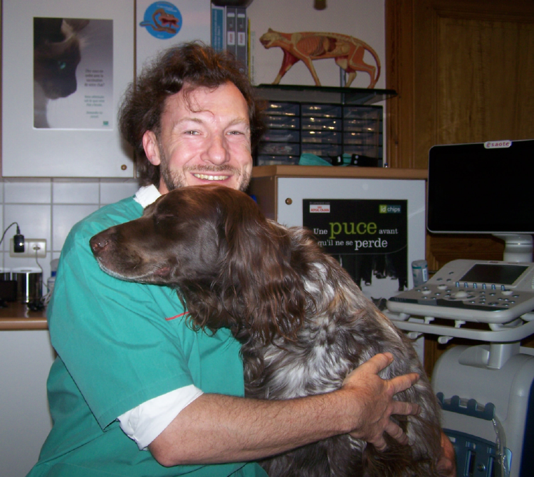 Le vétérinaire Renuart Denis avec un chien